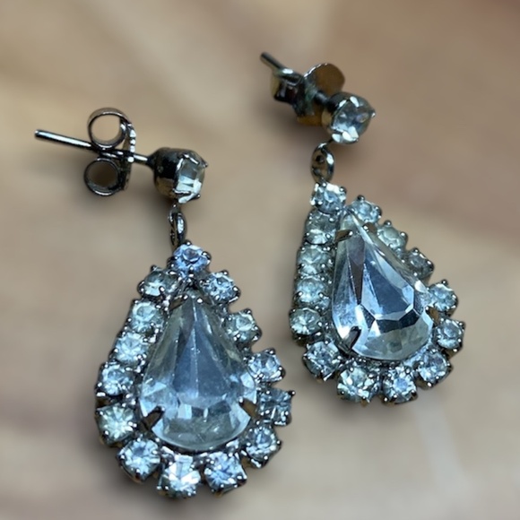 * tear drop rhinestone dangle earrings 1" long - Picture 1 of 4